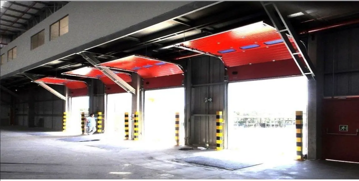 Porta seccionada High Lift HL aberta em posição vertical e horizontal em galpão industrial — Multiflex SP