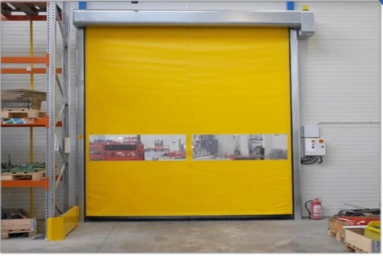 Porta rápida auto reparável amarela de lona PVC em galpão logístico com tráfego de empilhadeiras — Multiflex SP