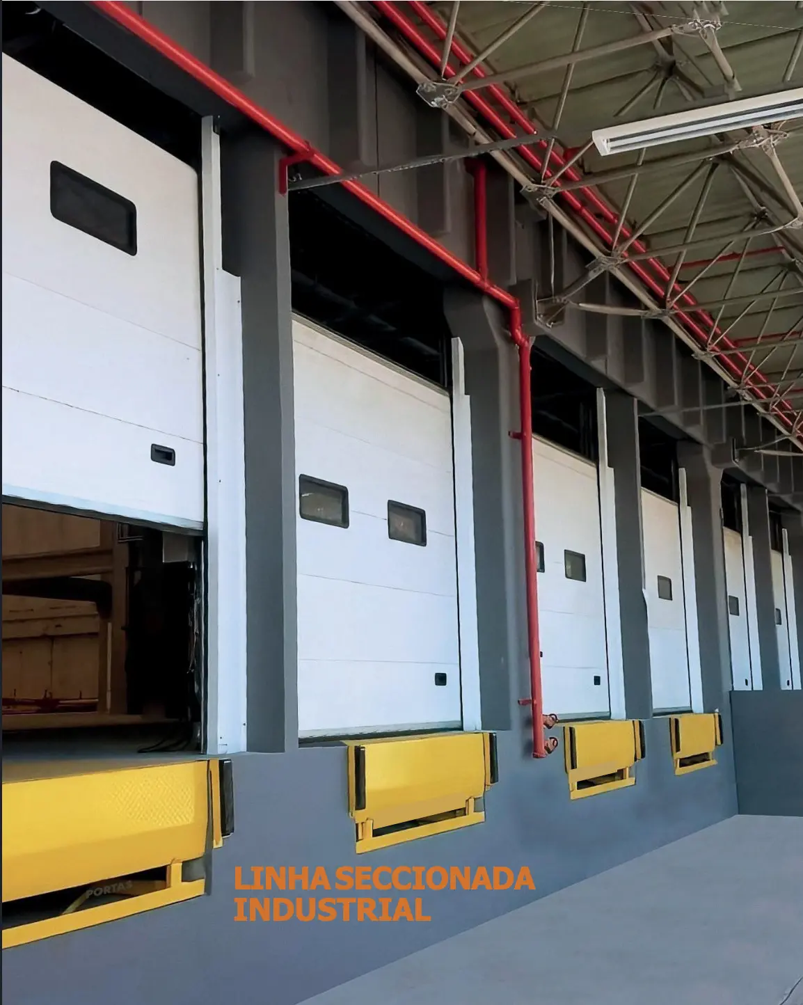 Linha de portas seccionadas industriais instaladas em doca logística com niveladores de plataforma — Multiflex SP