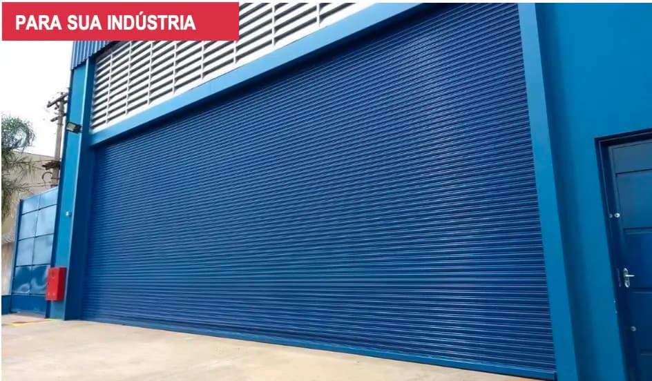 Porta de enrolar automática azul em fachada industrial — Multiflex Portas SP