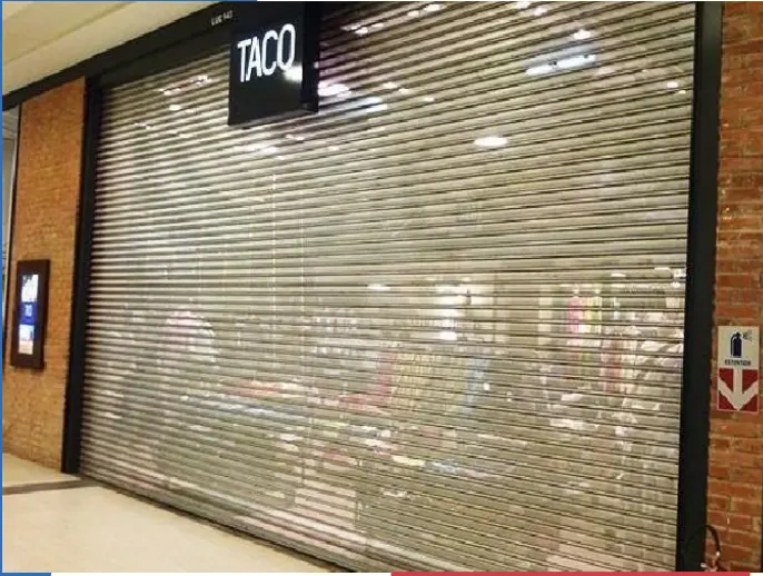 Porta de enrolar perfil transvision em loja de shopping — ventilação e visibilidade para comércio