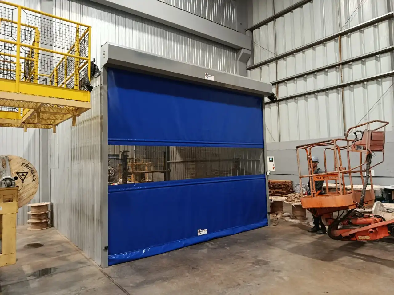 Porta de enrolar automática com motor e inversor de frequência instalada em indústria