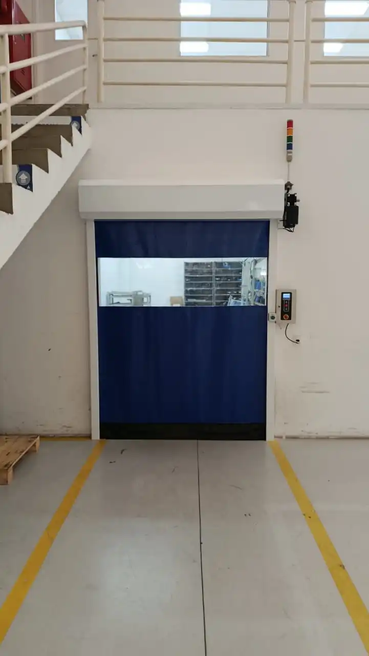 Porta de enrolar manual industrial em PVC para uso interno e baixo fluxo