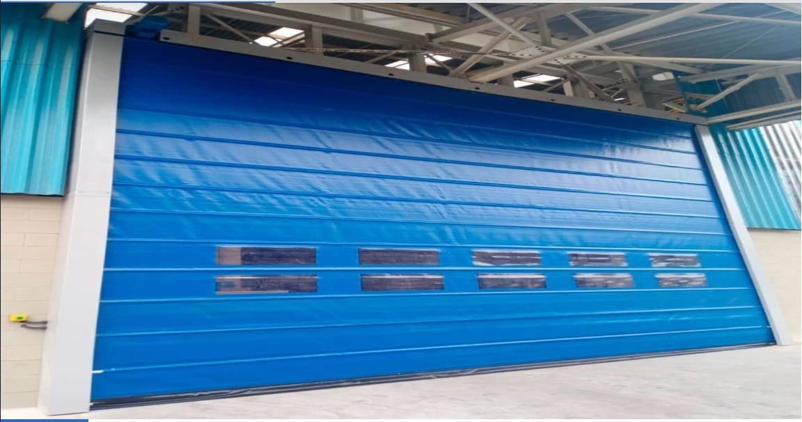 Porta rápida de empacotar azul com tubos galvanizados em grande vão externo de galpão industrial — até 12x7m — Multiflex SP