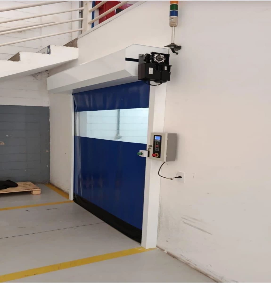 Porta rápida de enrolar PVC automática azul em ambiente industrial — velocidade de abertura até 2,5 m/s — Multiflex SP