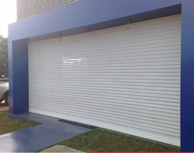 Porta de garagem perfil transvision em residência de alto padrão — Multiflex Portas