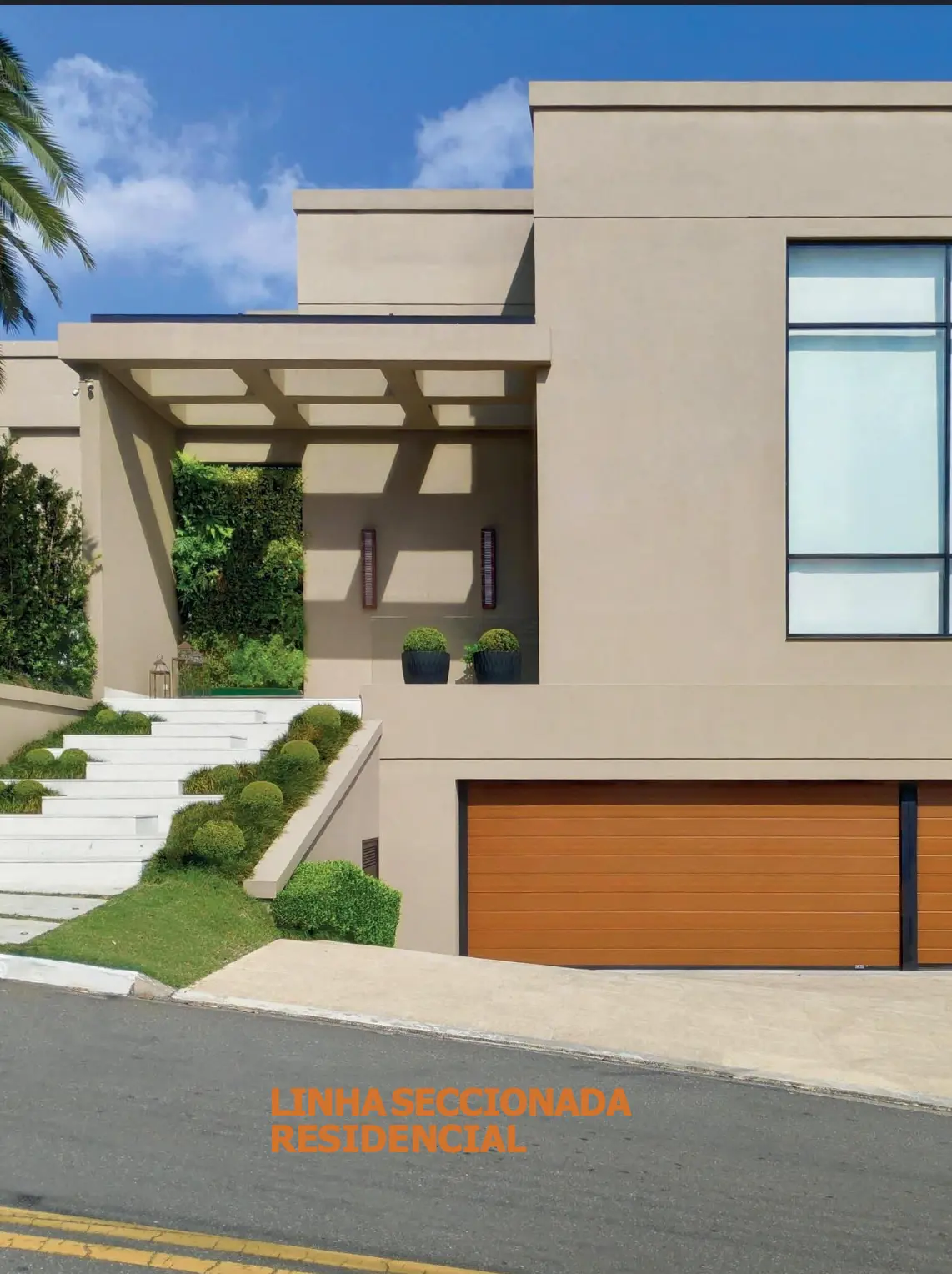 Painel de porta seccionada residencial amadeirada com textura canelado — acabamento alto padrão