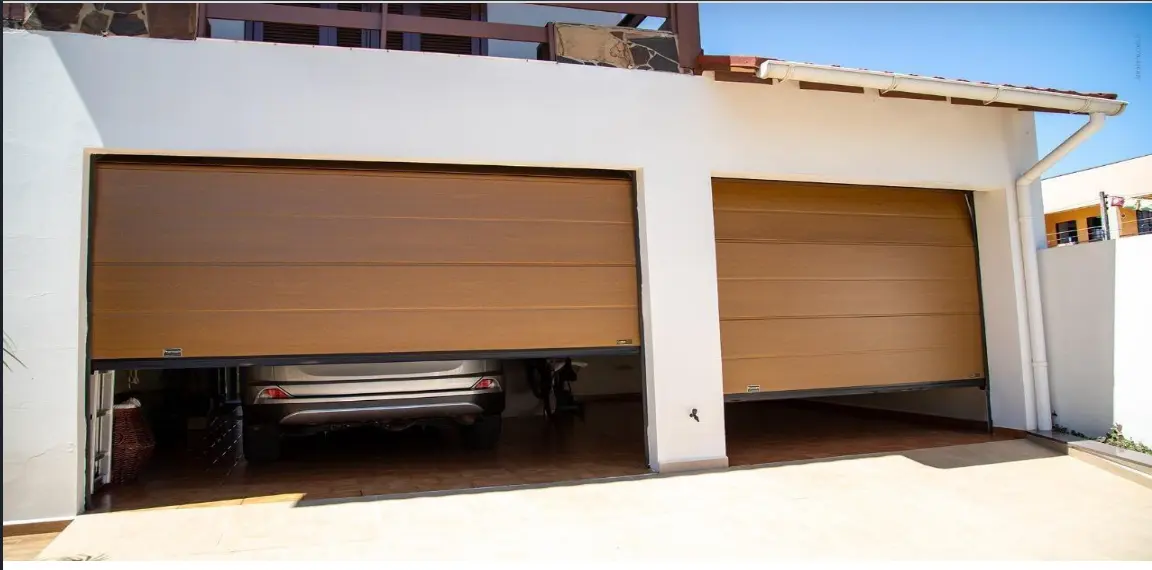 Duas portas seccionadas amadeiradas instaladas em garagem de residência de alto padrão — Multiflex
