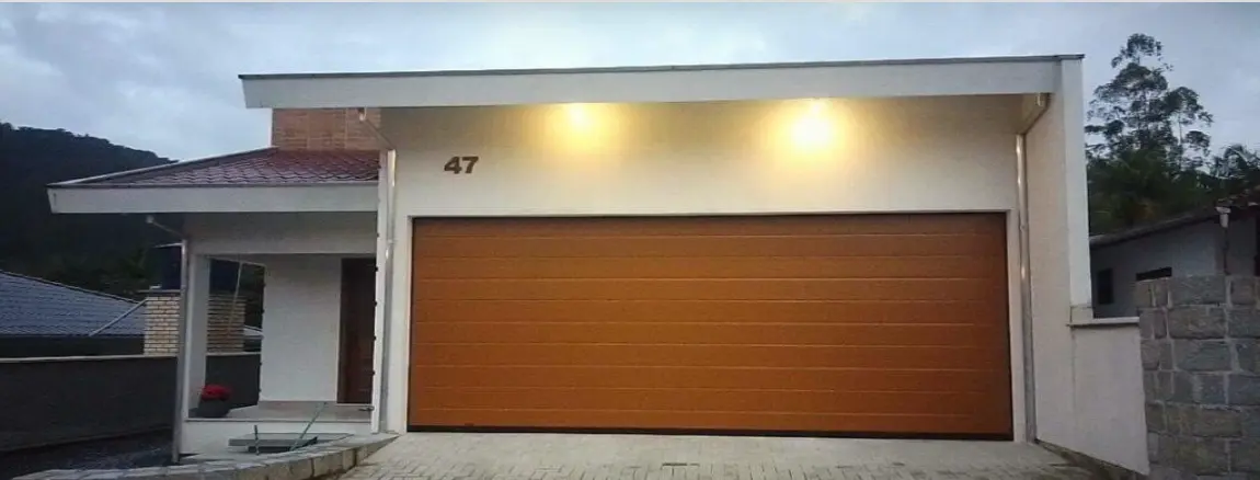 Porta seccionada residencial modelo europeu branca em garagem de alto padrão — Multiflex SP