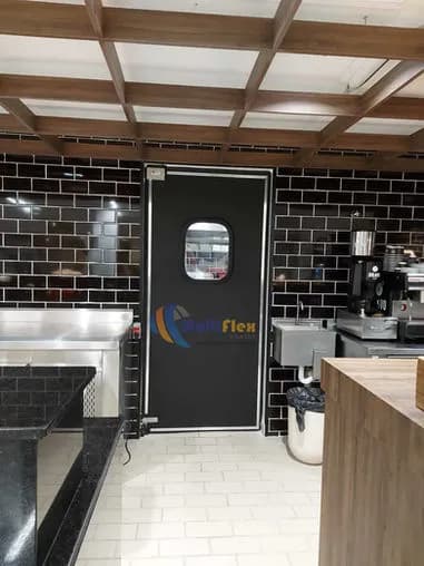 Detalhe de porta em ABS rígido com ferragens em inox 304 e visor acrílico 3mm — Multiflex SP