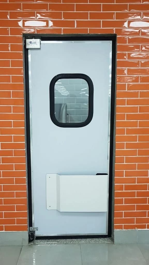 Porta em ABS rígido 12mm com sistema vai e vem por gravidade — ferragens Inox 304 — Multiflex SP